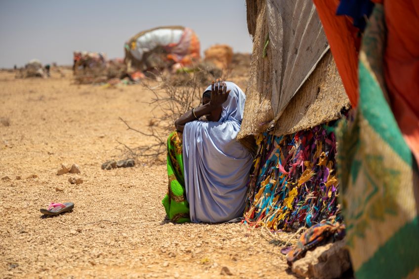 kvinne som sitter utenfor telt i somalia