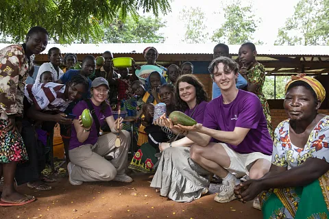 Gruppefoto av lokalbefolkning og gjester fra Asker VGS i Malawi