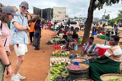 To mennesker foran et grønnsaksmarked i Malawi